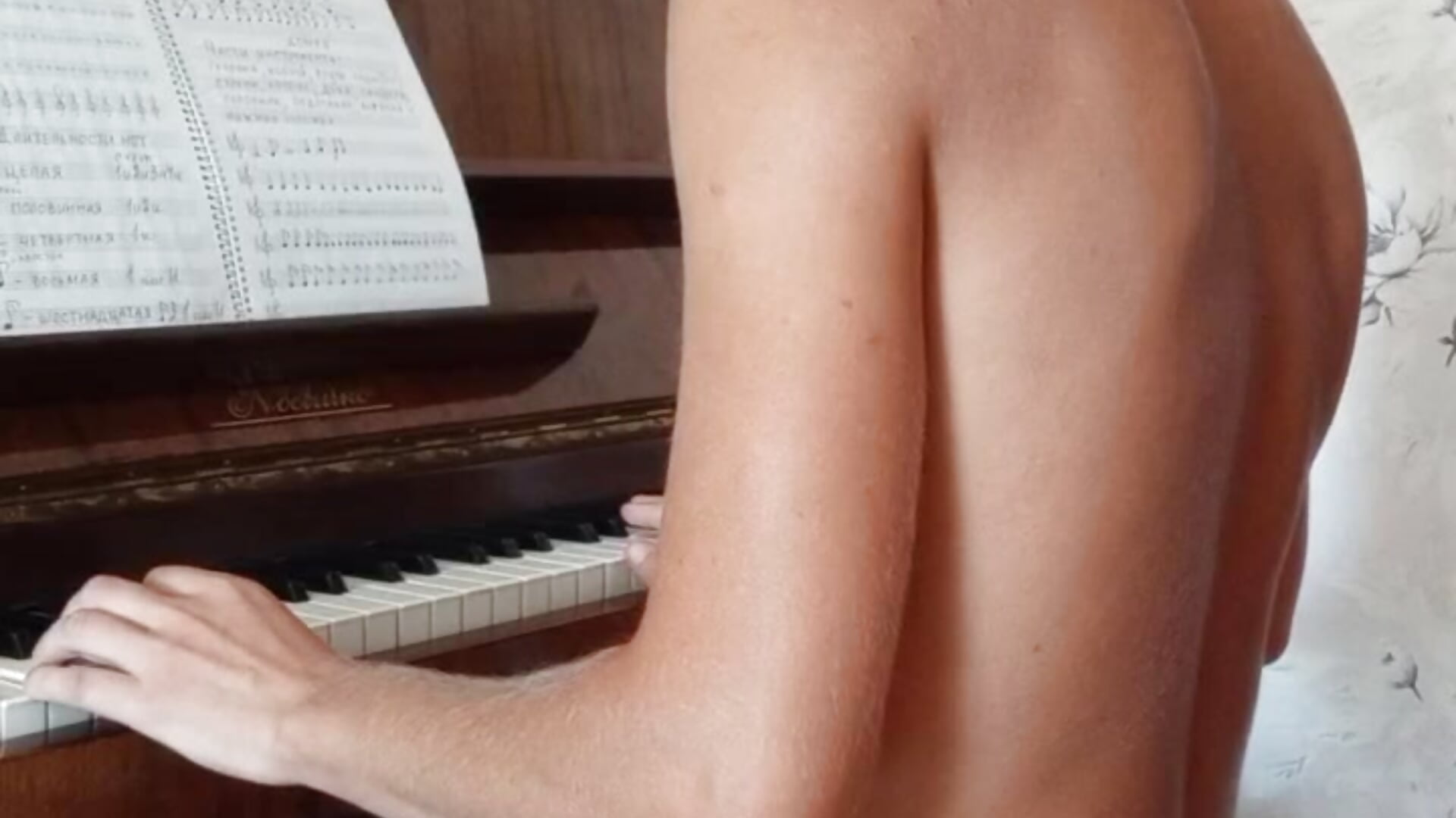 Играю на пианино голый (I play the piano naked) – видео вебкам-модели _uncle_Mitya-43_