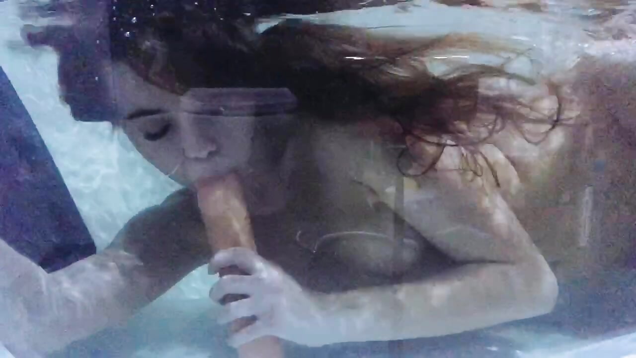 Underwater deep sucking 2 dildos;)