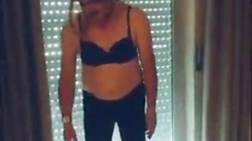 asija-robins-si-spoglia-in-camera - video by Asija-Robins cam model