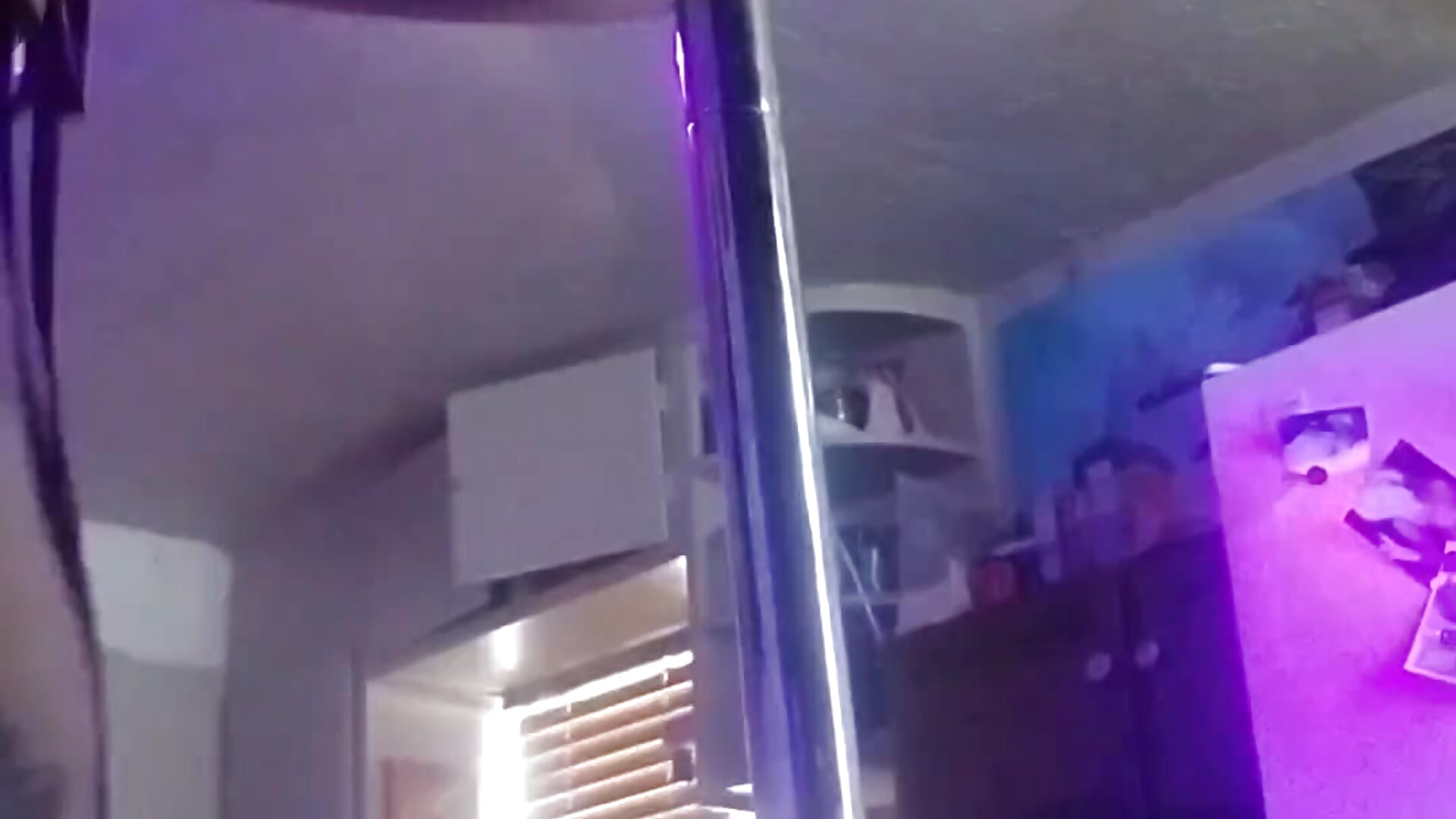 Booty Pole tease - video by Candalicious cam model