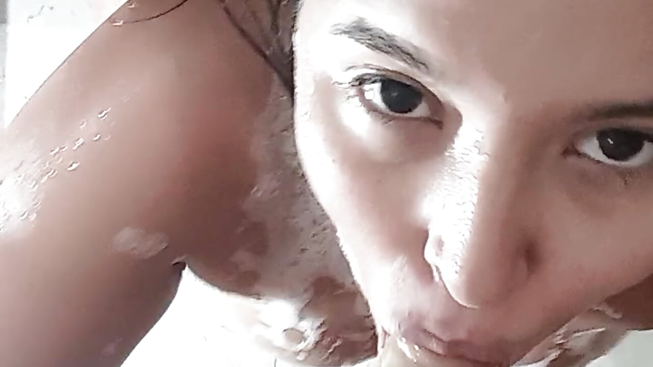 Yo te la chupo en la ducha – video od webkamerové modelky Zetrionn