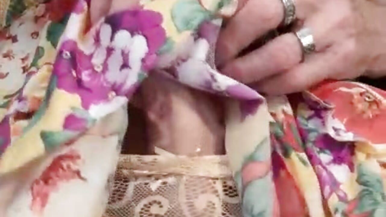 Wearing Her Summer dress & panties! - vidéo du modèle de showcams RedHeaven69