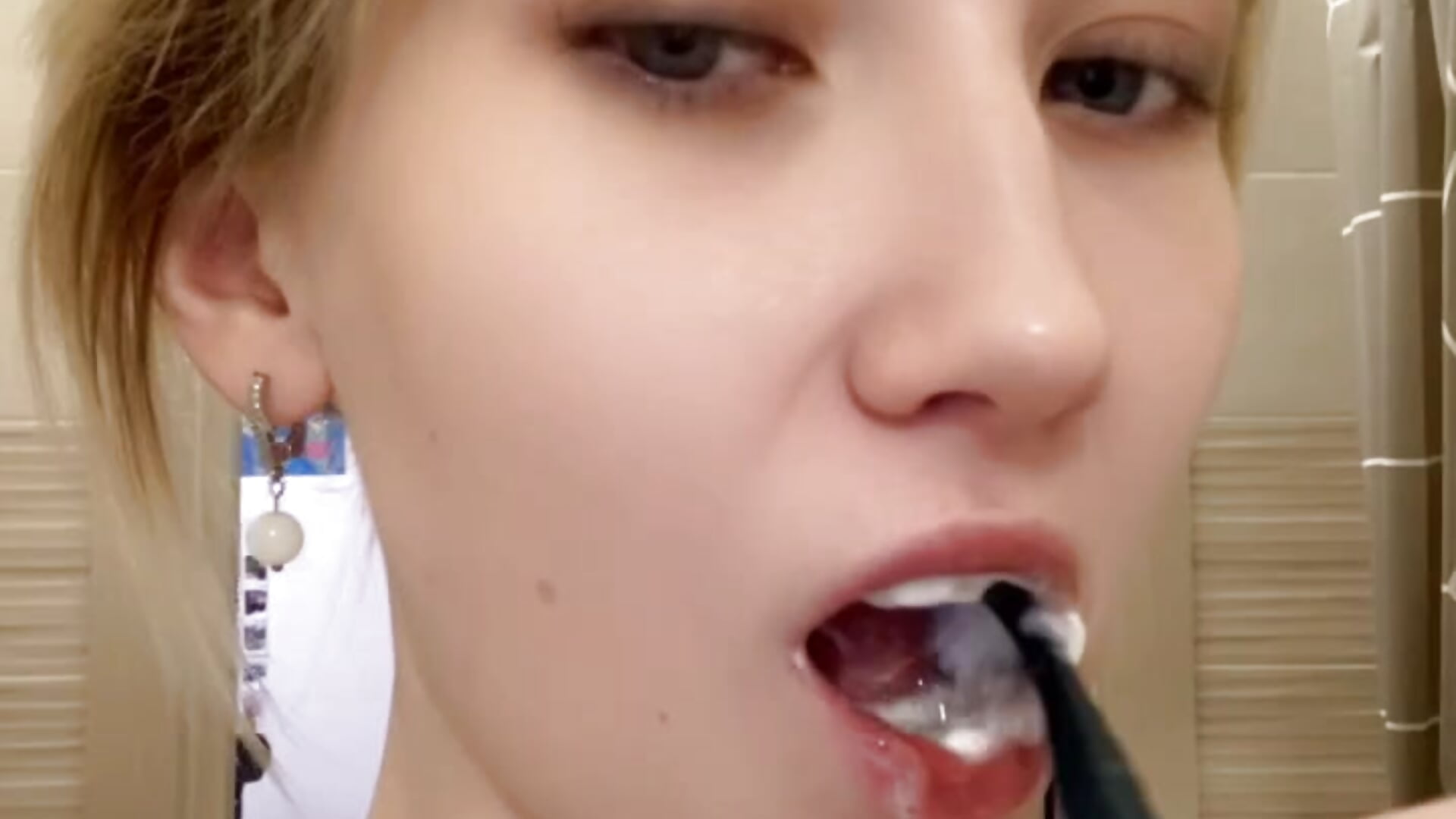 ASMR tooth cleaning