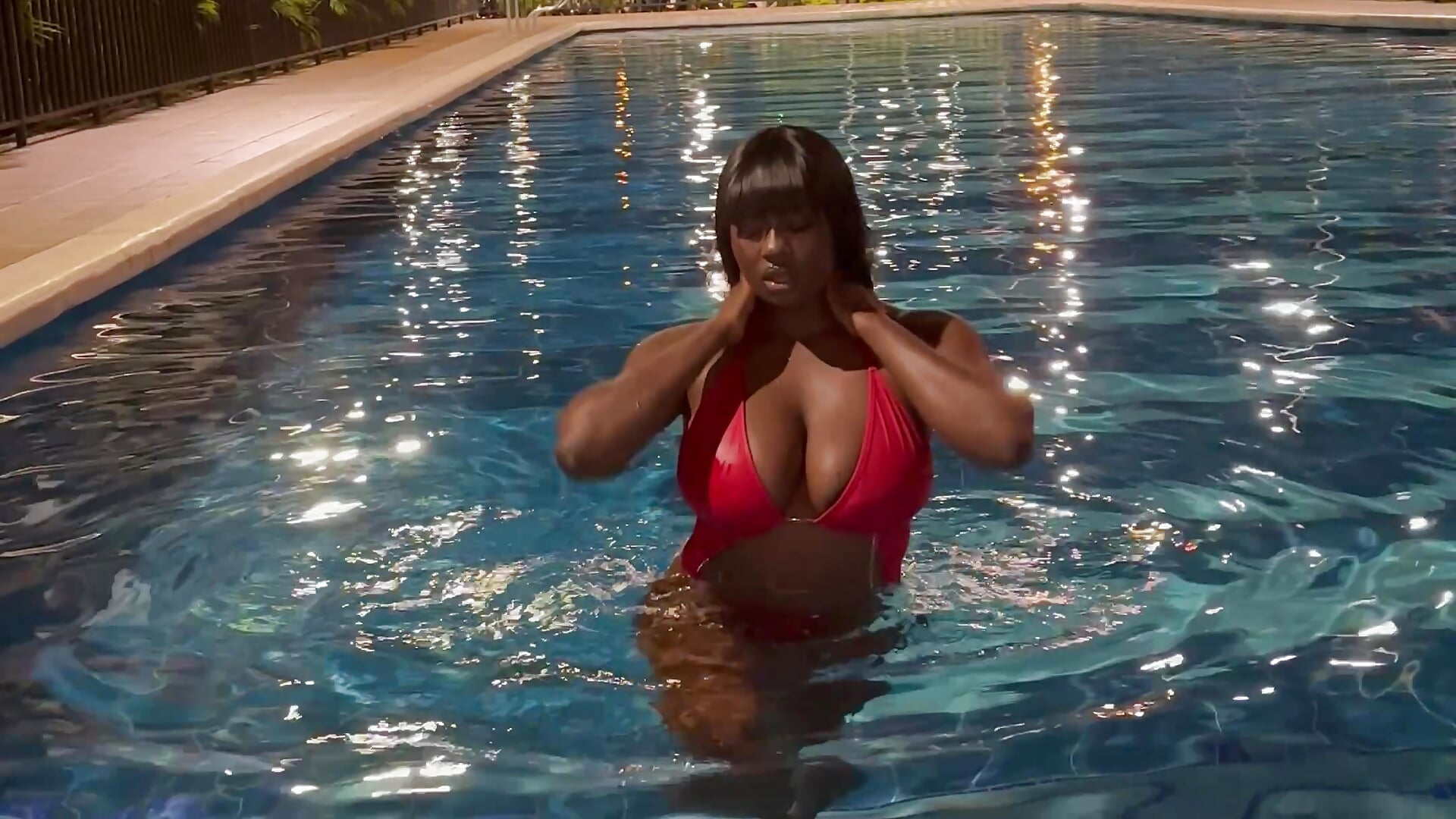Disfrutando en la piscina 🥰 - video by Almaahotxxx cam model