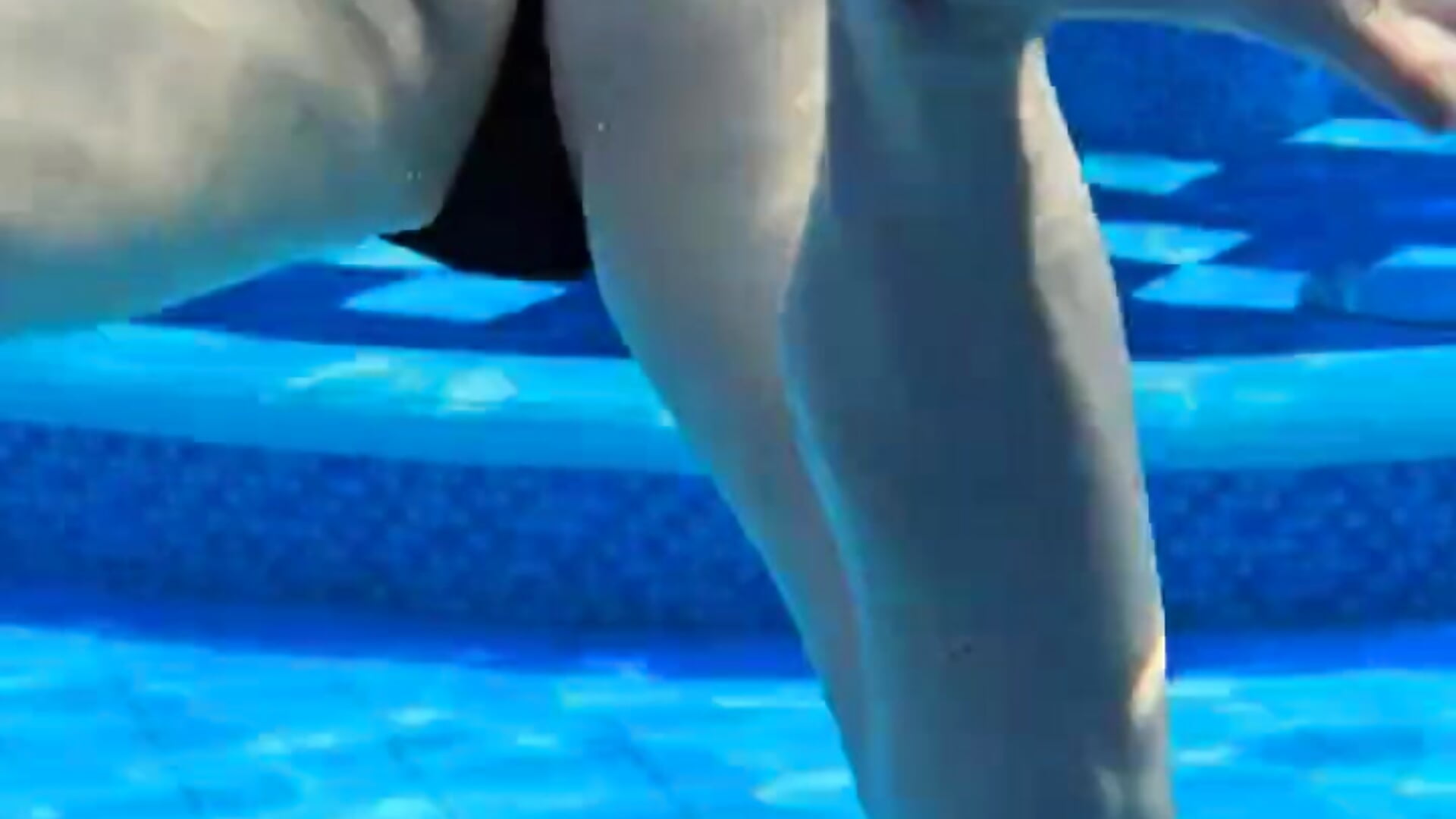 I swim in the pool - video by _BondiXUrban_ cam model