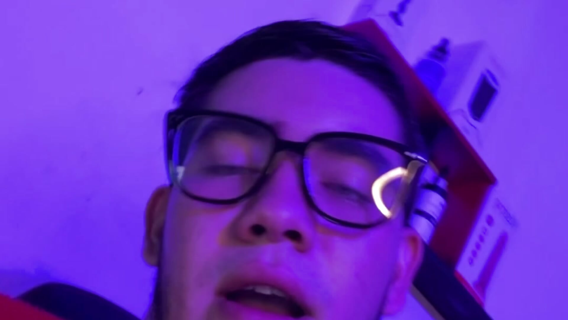 Do you like how the red color looks on me? – video af hellofmike cam-model