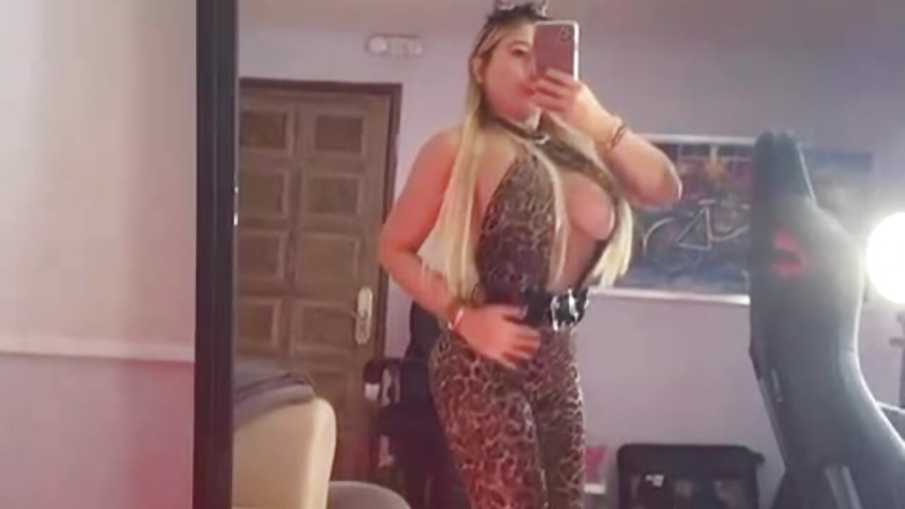 Our sexual energy mixes ... and makes me moan without touching me🔥 - video by KylieCooper cam model