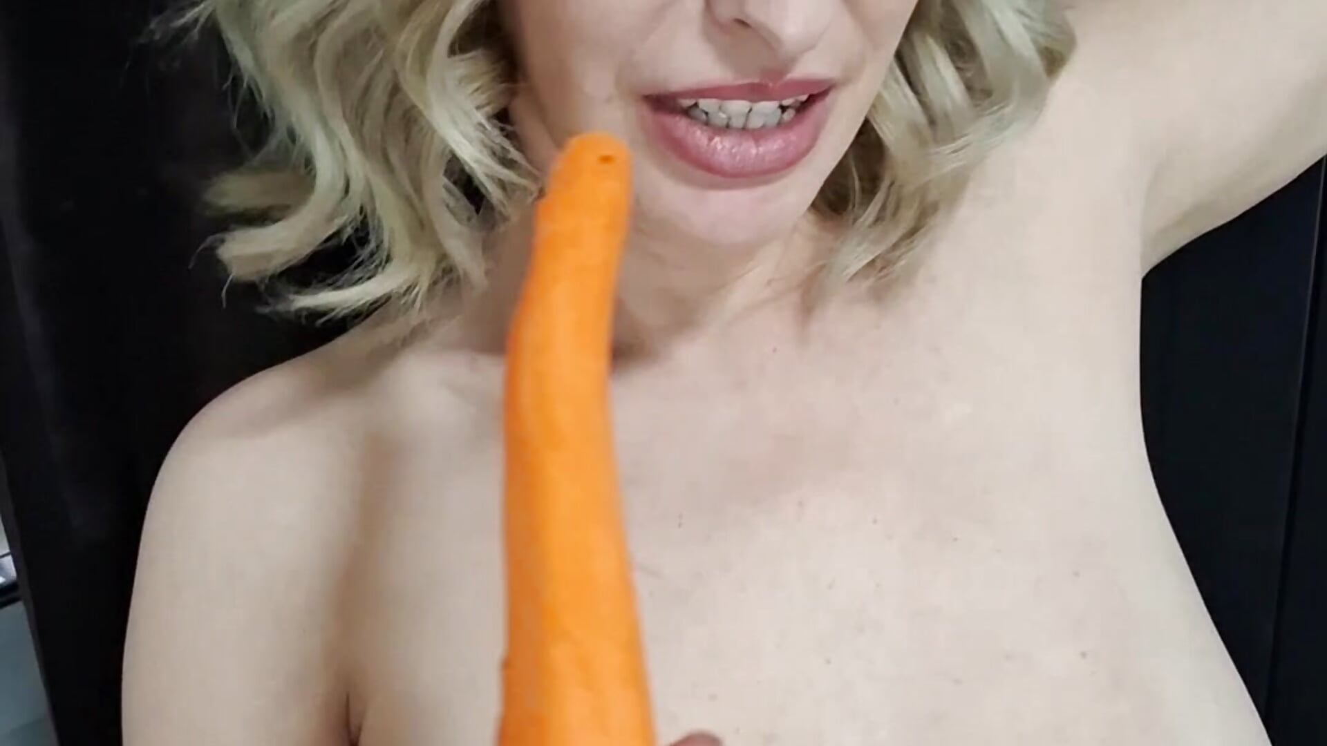 Husveti teasing - video by Youwantmetoomuch cam model