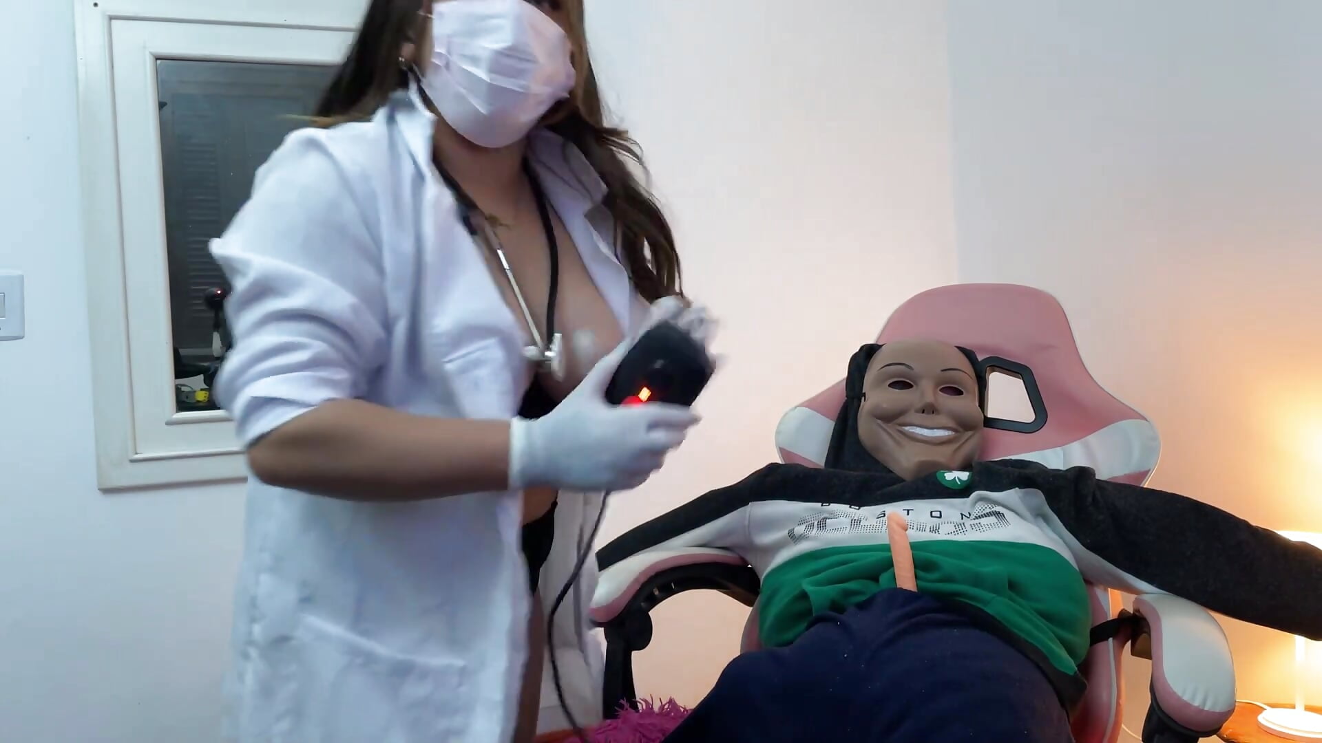 nurse gives mouth to mouth and saves you from cardiac arrest with chest massage – video od webkamerové modelky SweetFoxEyes_
