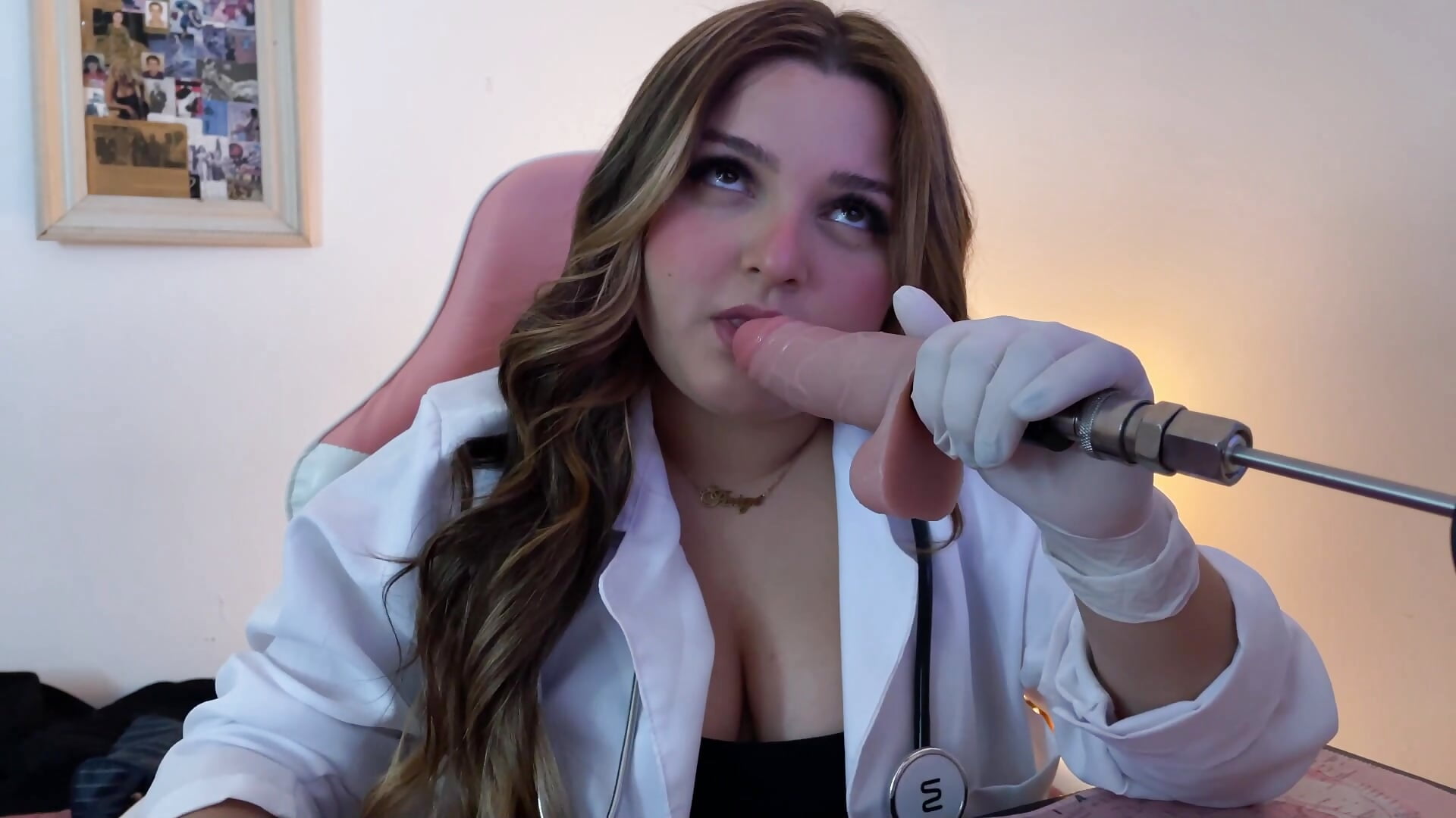 nurse suck your cock – video od webkamerové modelky SweetFoxEyes_
