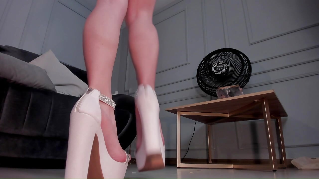 Show cum whit feet and hands