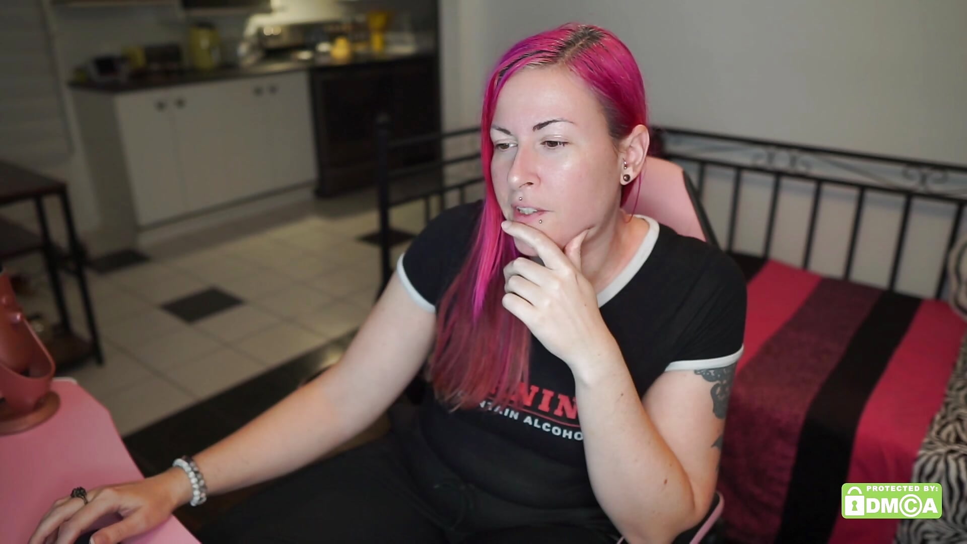 Tiny Got a Tiny One – video od webkamerové modelky gennyrock