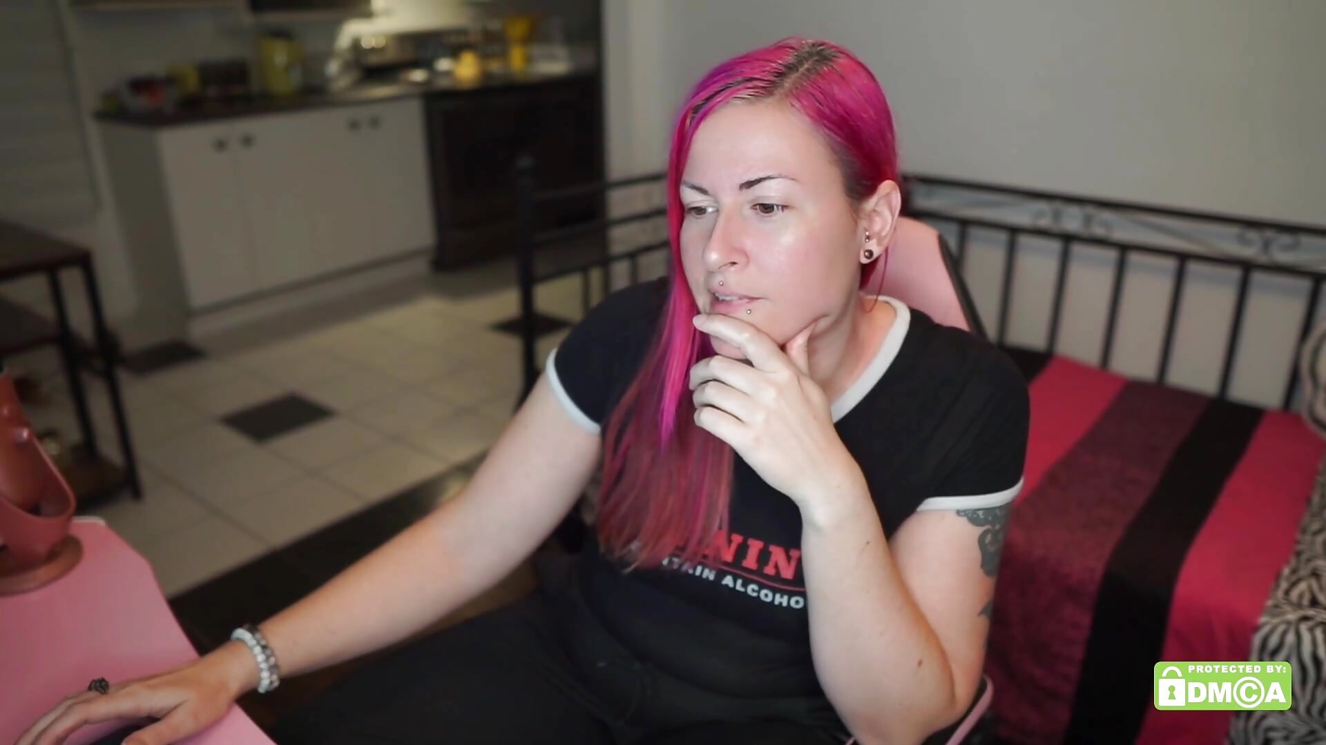 Tiny Got a Tiny One Teaser – video od webkamerové modelky gennyrock