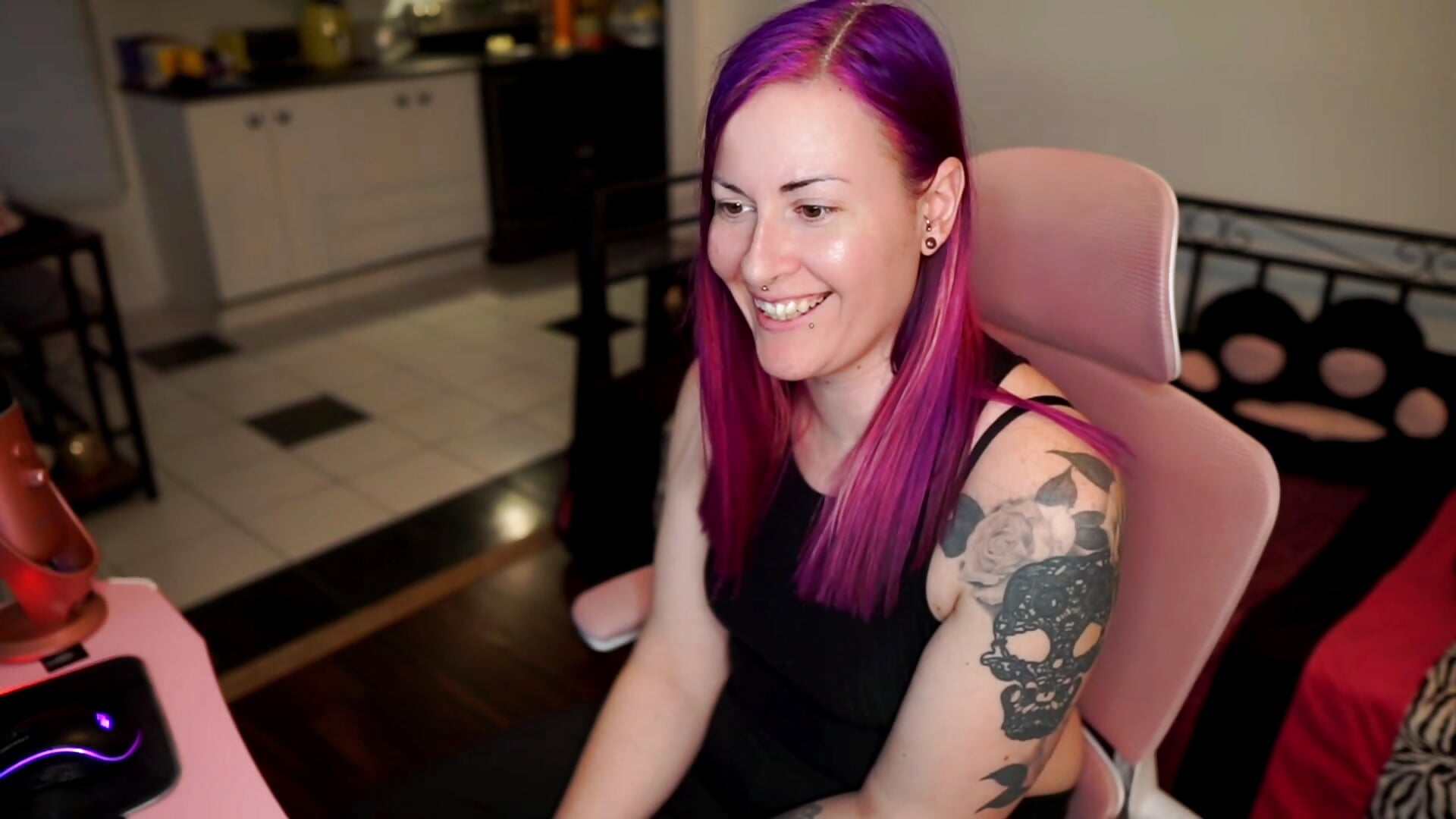 Enjoying Myself With Toys Teaser – video od webkamerové modelky gennyrock