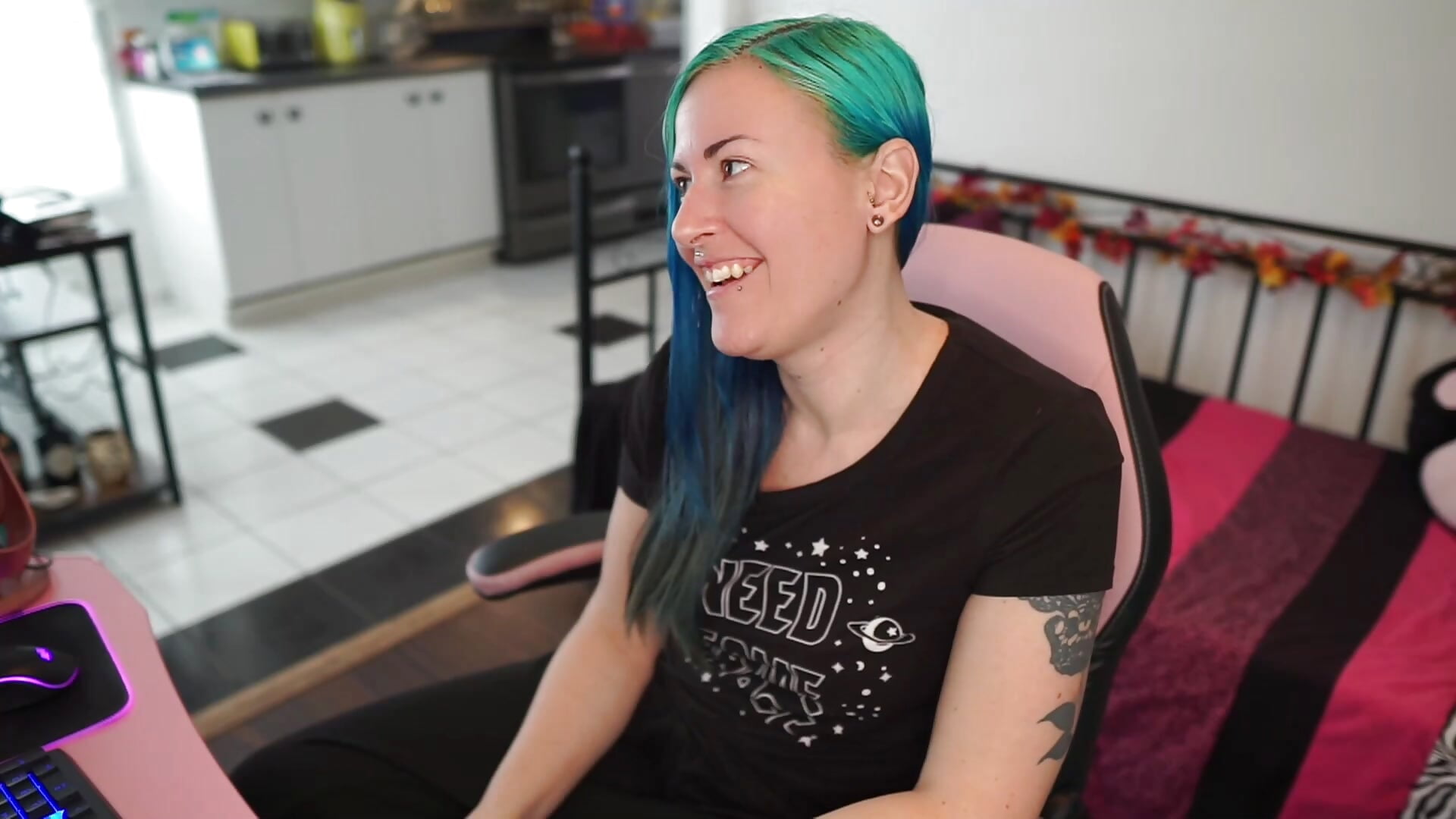 Chatting, Feet and Tattoos – video od webkamerové modelky gennyrock