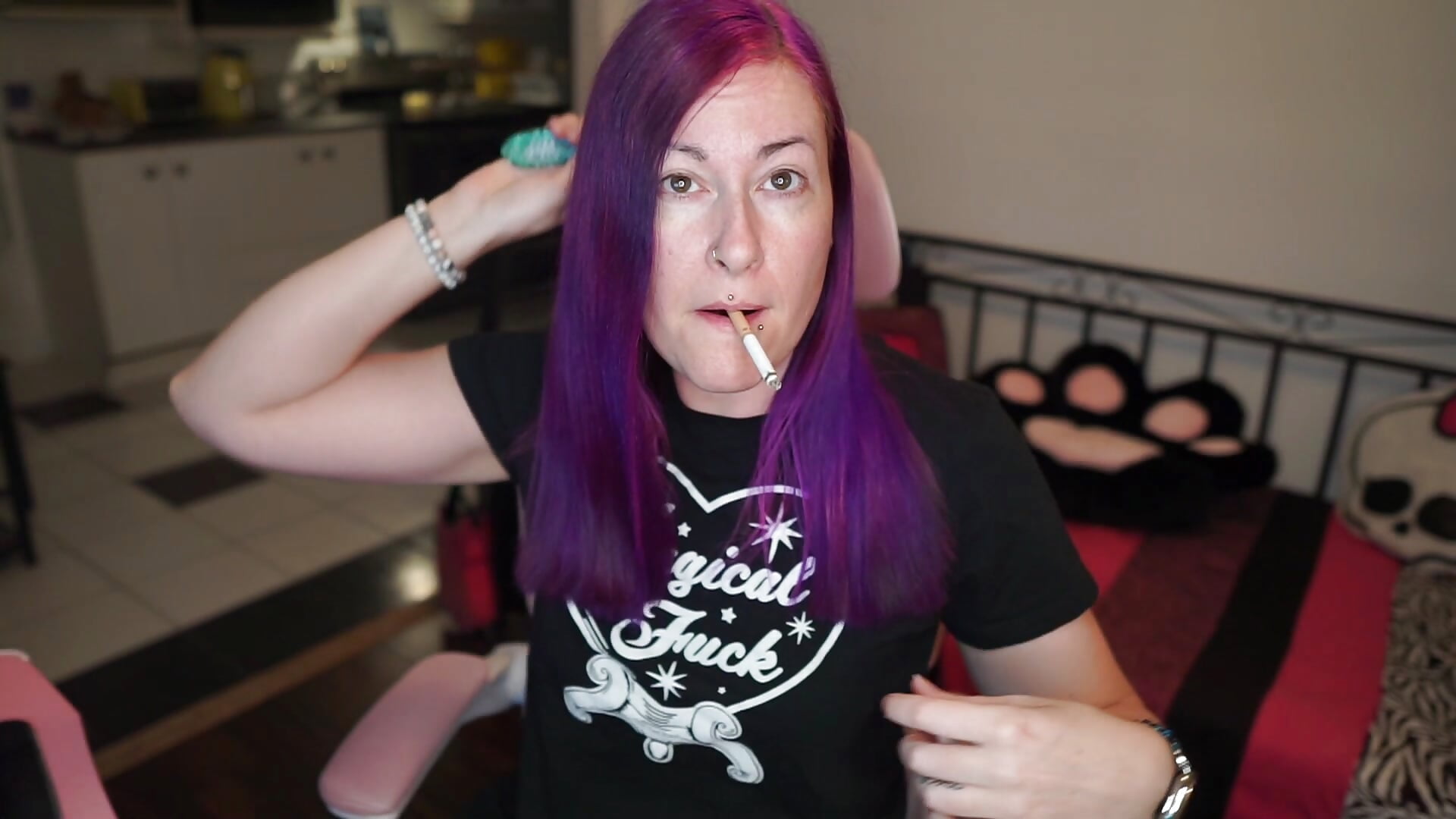 Smoke and Purple Ponytail – video od webkamerové modelky gennyrock