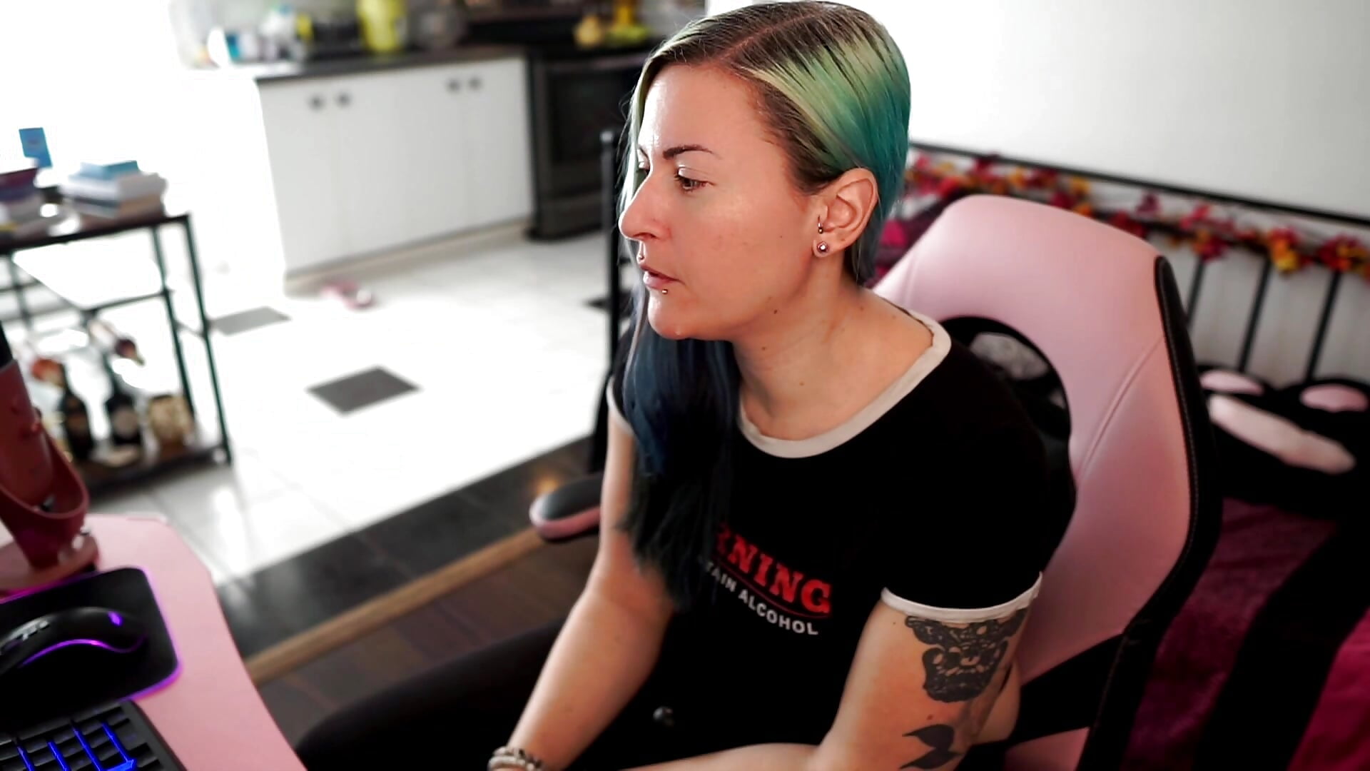 Cheering a Good Show Teaser – video od webkamerové modelky gennyrock
