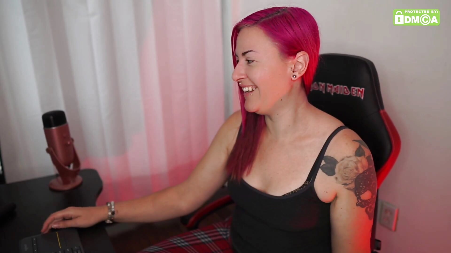 Accidently in Private in French Teaser – video od webkamerové modelky gennyrock