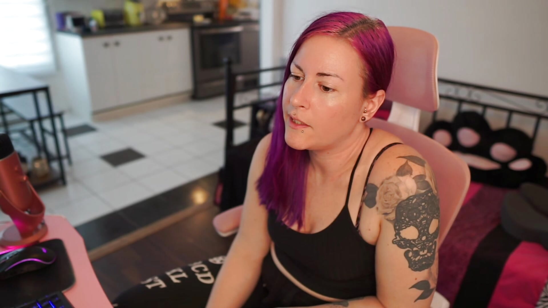 Chat with a Virgin and Pussy Close Up – video od webkamerové modelky gennyrock