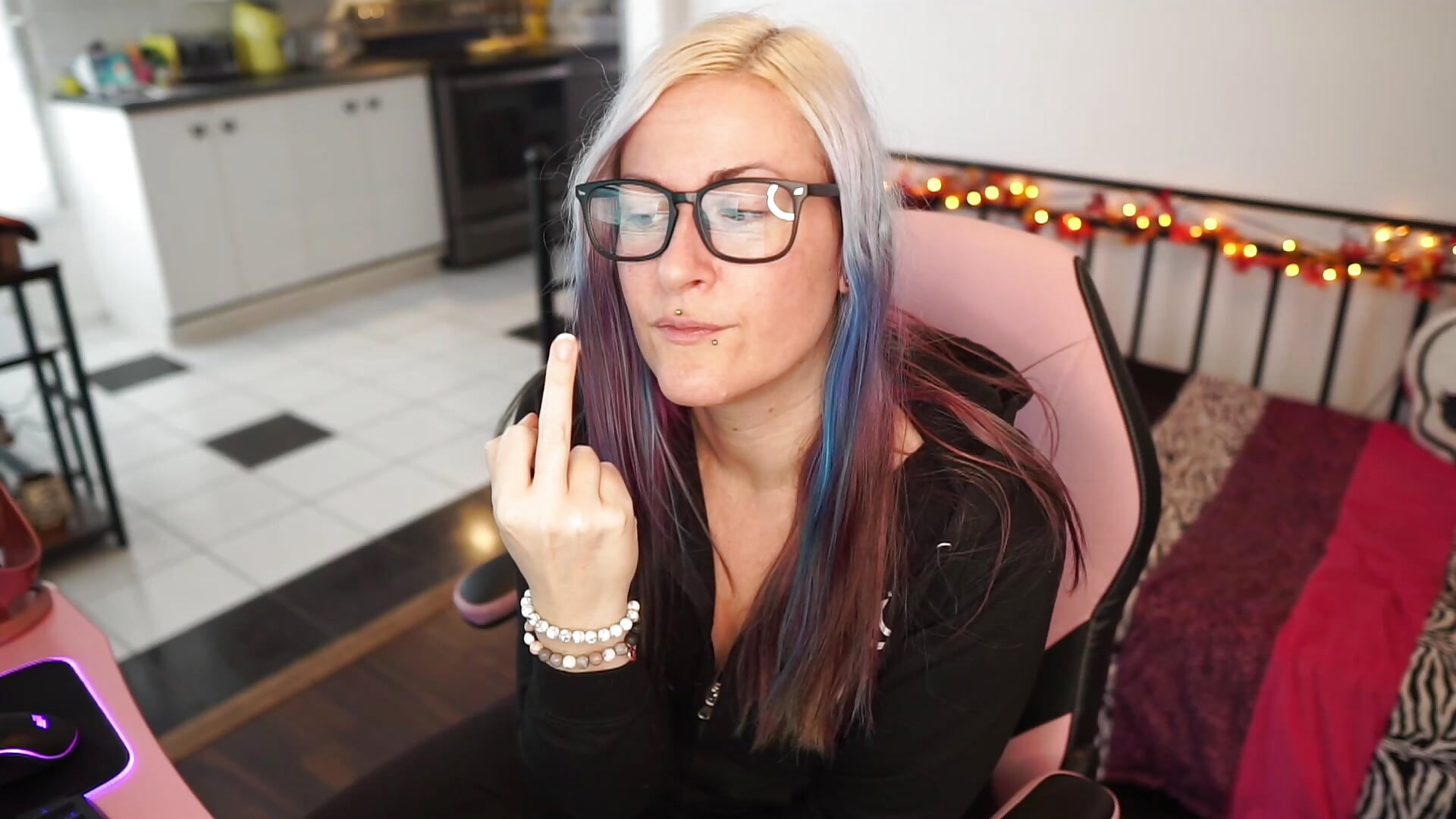 Dirty Talk and Trashy French (QC) – video od webkamerové modelky gennyrock