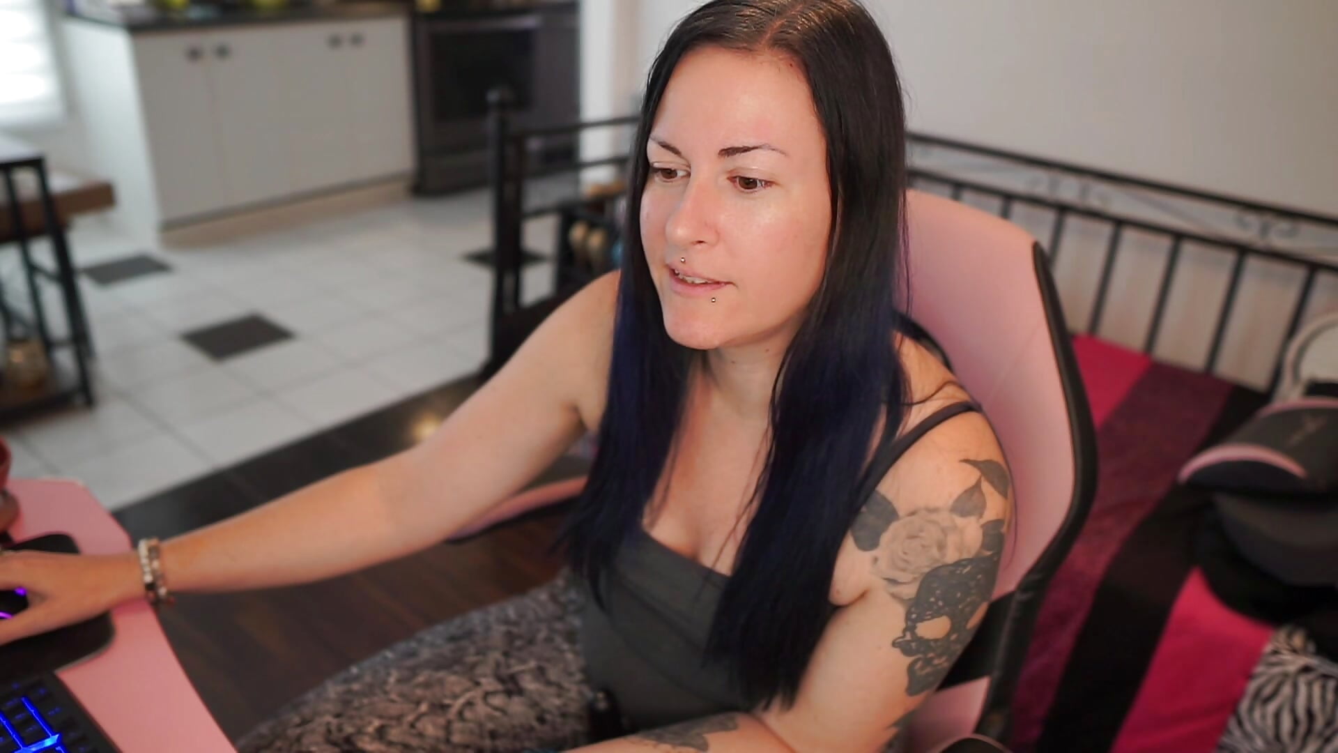 Cuckold, CEI and Vape Teaser – video od webkamerové modelky gennyrock