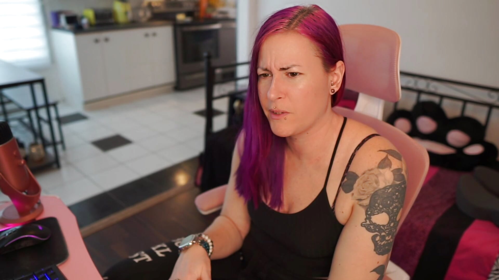 Chat with a Virgin and Pussy Close Up Teaser – video od webkamerové modelky gennyrock