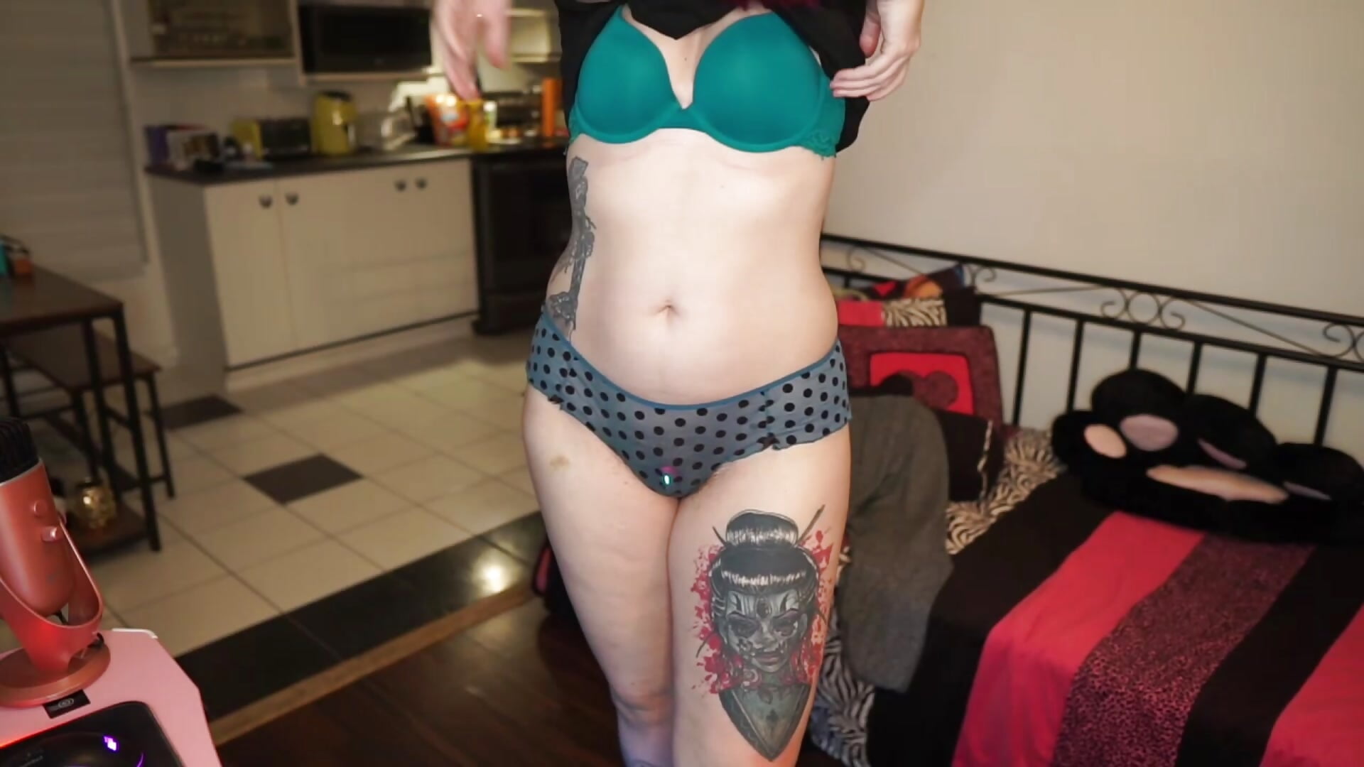 Hairy Pussy and Creamy BBC Dildo – video od webkamerové modelky gennyrock
