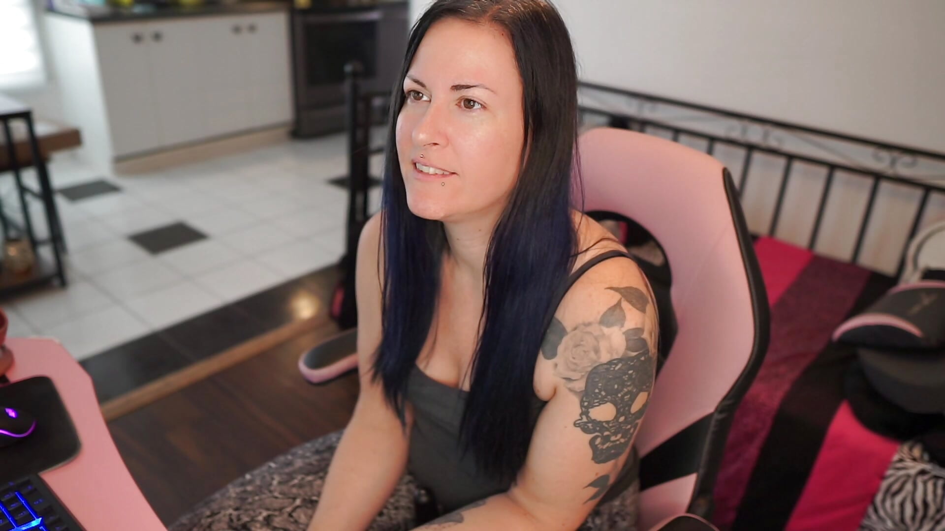 Cuckold, CEI and Vape – video od webkamerové modelky gennyrock