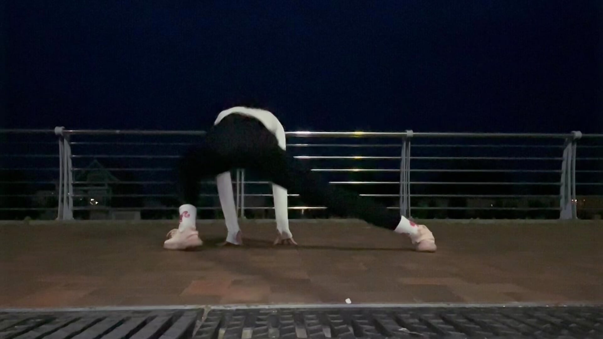 sports and gymnastics and my splits – видео вебкам-модели CardiSweetBaby