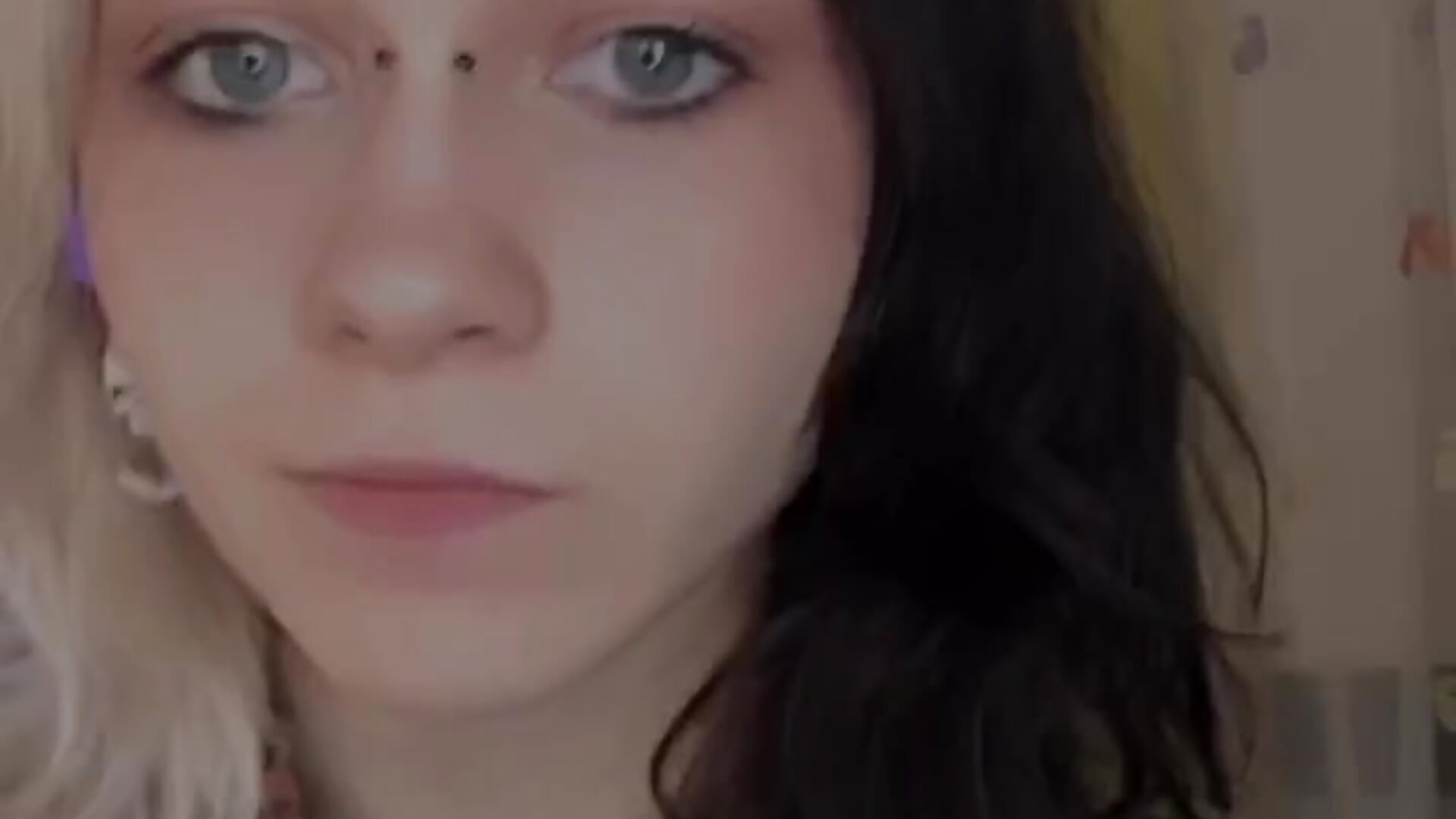 Hug me - video by CoralineWind cam model