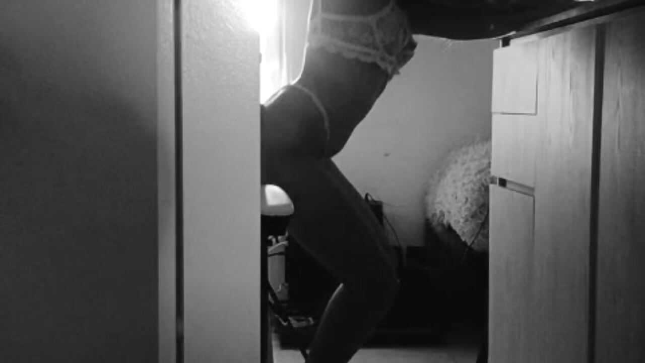 Sensuality between shadows 💋💕 - відео від вебкаммоделі SaraParisi