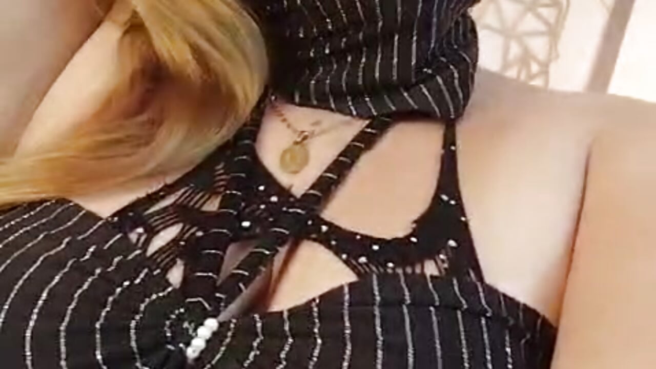 I'm already online love - video by SalmaZaman cam model