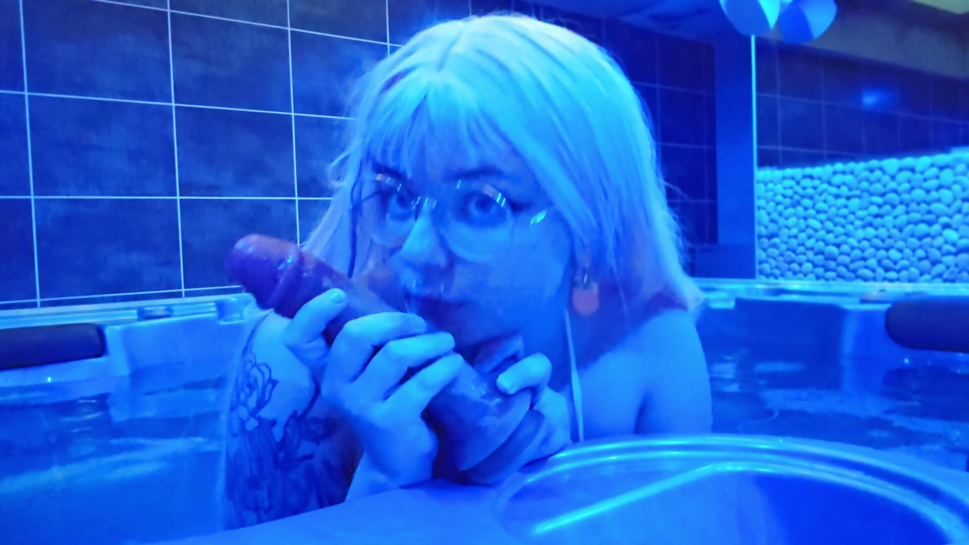 Je suce et me gode dans le jacuzzi