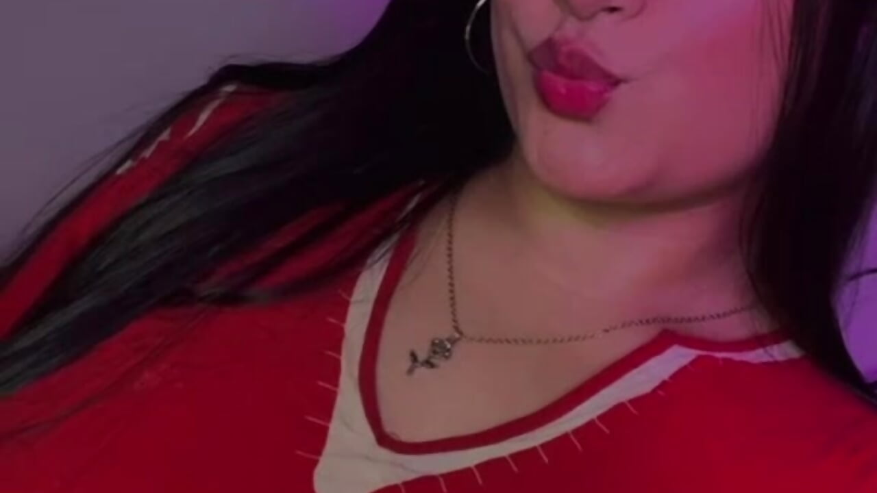A KISS TO IMPROVE YOUR DAY🤤 - vídeo de la modelo de cam kalpanaaishaa