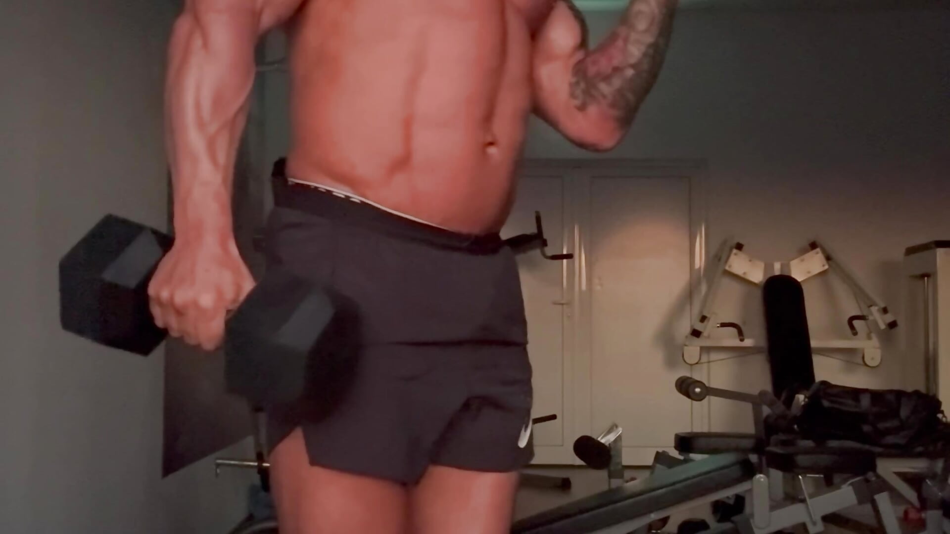 Flex my muscles in gym - video by Magnificmuscles89 cam model