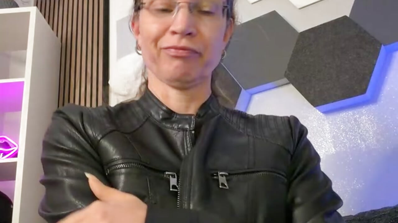 Private Show: Leather Masturbation - clip cu AnnikaRose model videochat