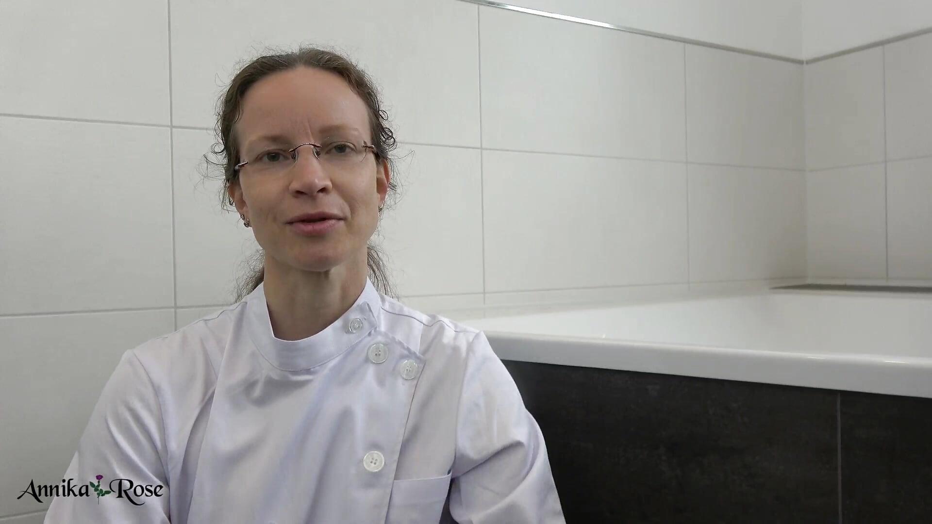 Custom clip mit Kittel, Uhr und Joghurt, Sploshing   Der #Kittel ist hochgeschlossen und ich ziehe # – video af AnnikaRose cam-model