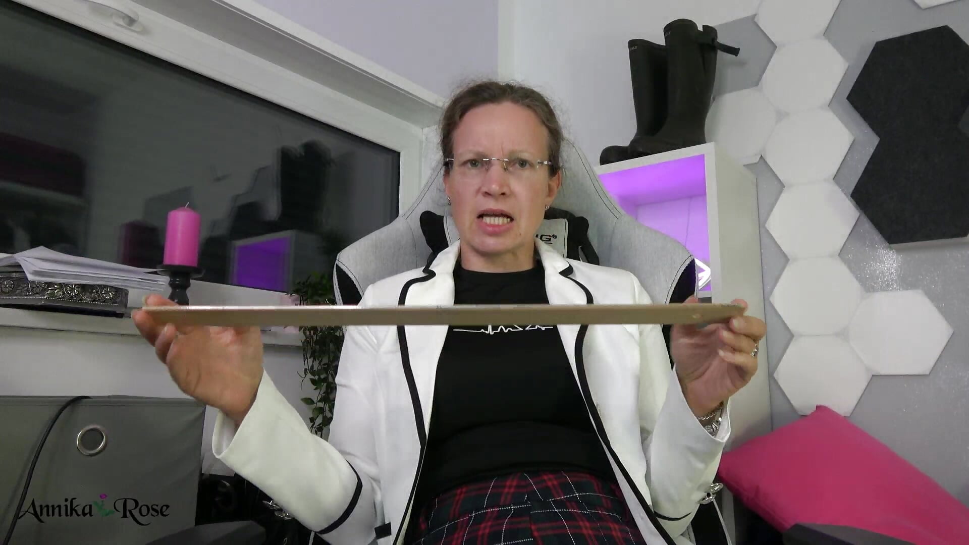 Ich zeige dir, was Loserpimmel wie du dürfen   Hier gibt es heftiges SPH. Kleine Pimmel werden von m - video by AnnikaRose cam model