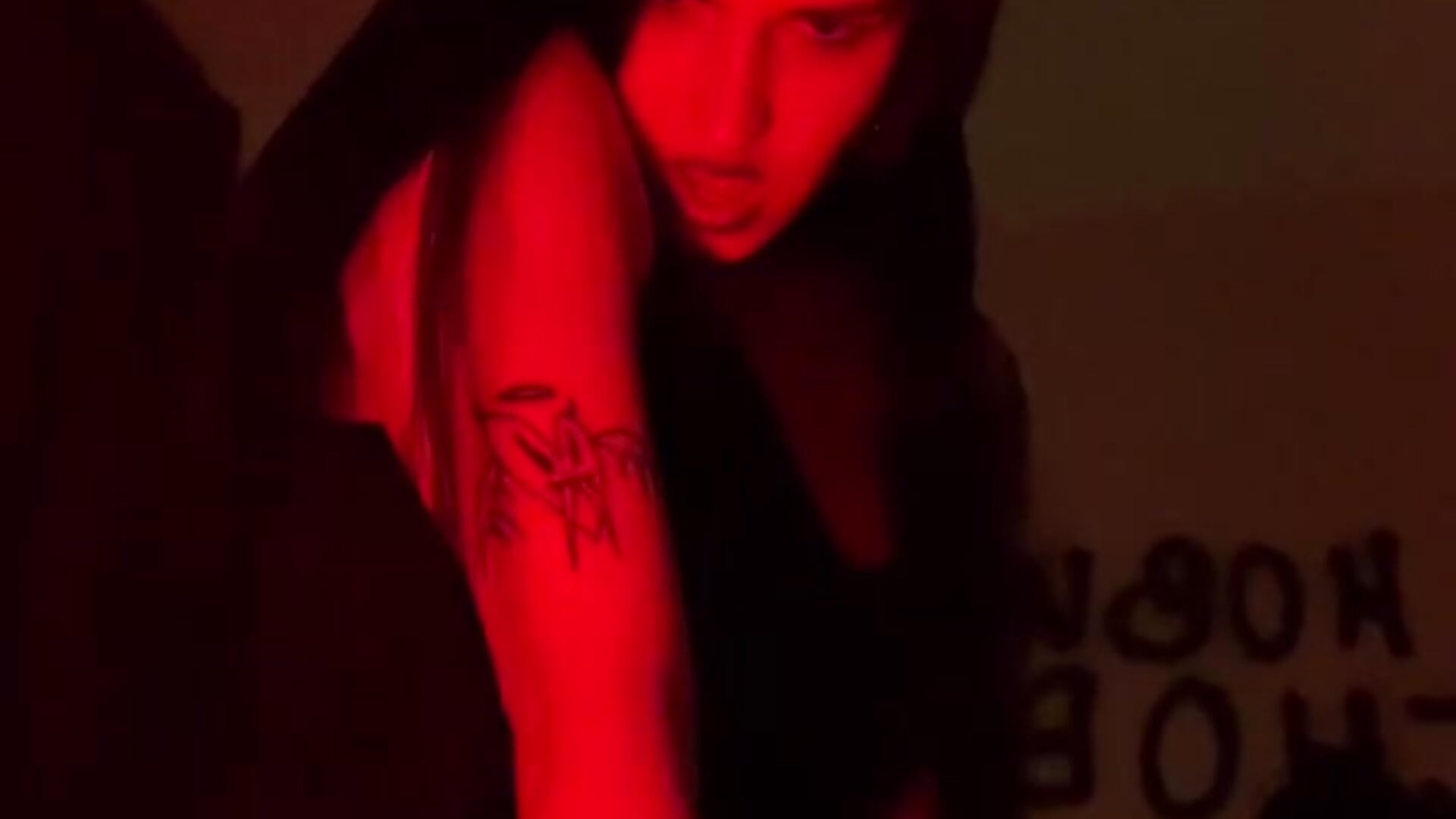 Play with my BF Domi in red room - video di Tricky_Vicky666 modella di cam