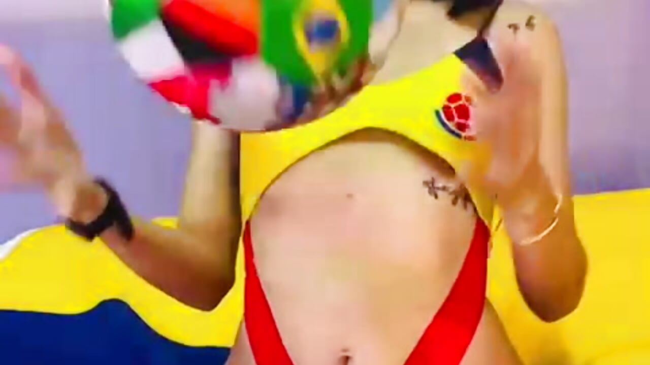 Let's enjoy the World Cup together 💛💙💖 – video od webkamerové modelky liccy_hall