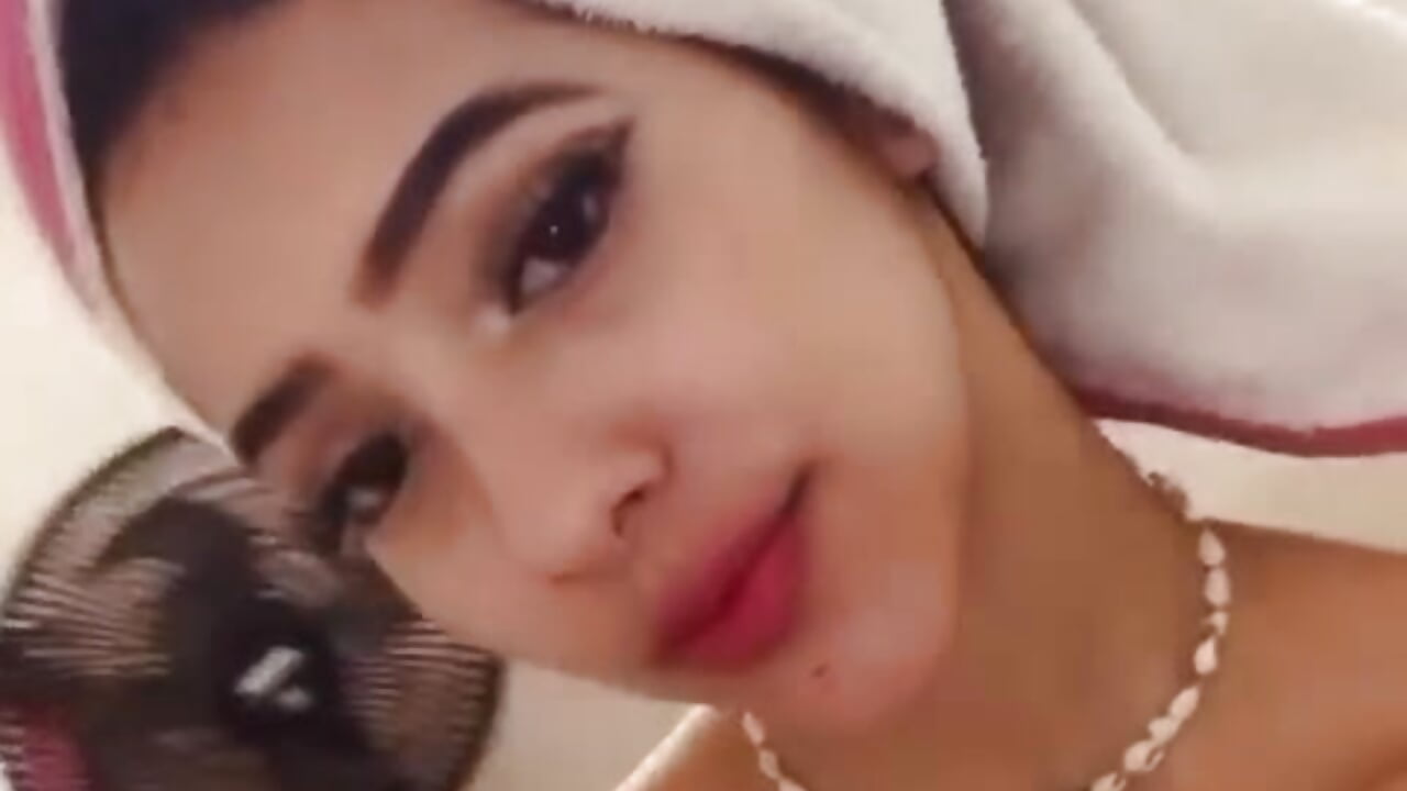 Do you want a kiss - video by liccy_hall cam model