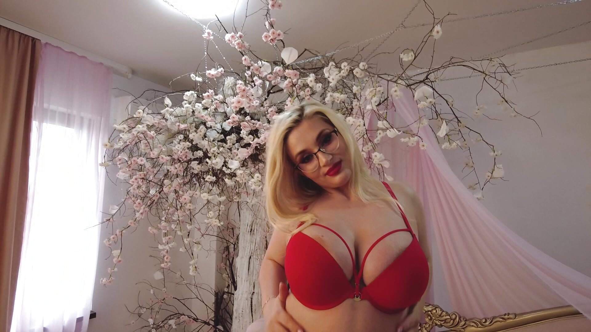 Dripping hot - video by anyarosses cam model