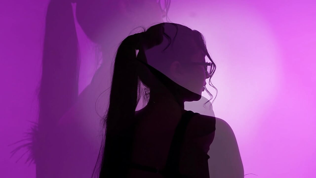 Between lights and shadows... desire is born. - فيديو من BellaHarllow موديل الكام