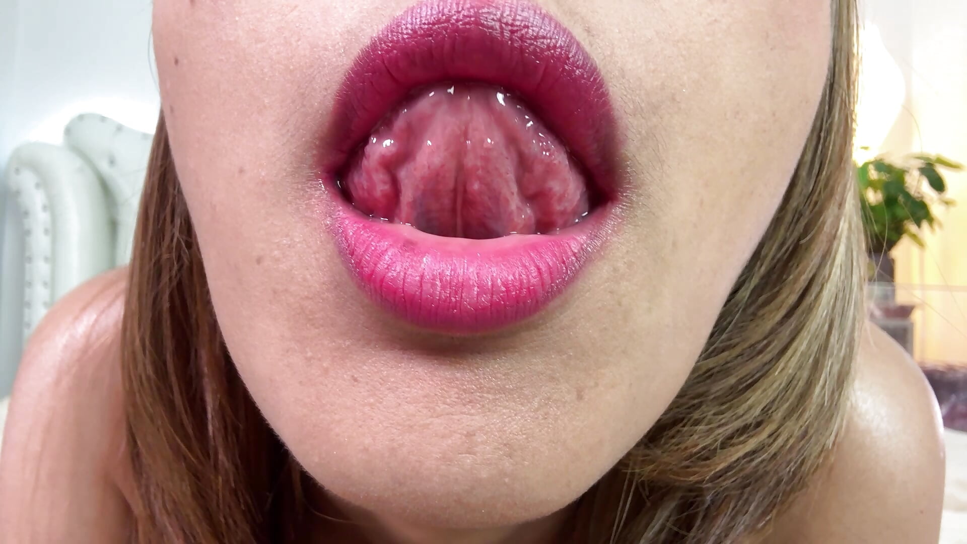 SPITTING MOANING LICKING FETISH - Video von iwantbee Cam-Model