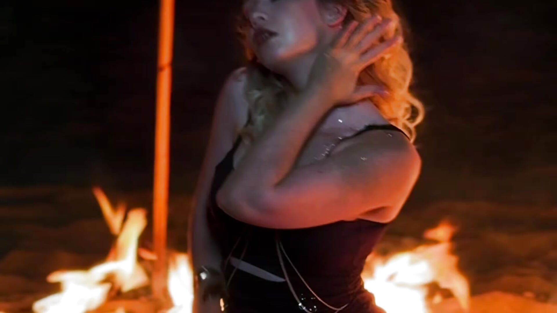 Fire on Fire - vídeo de la modelo de cam MiaThaine