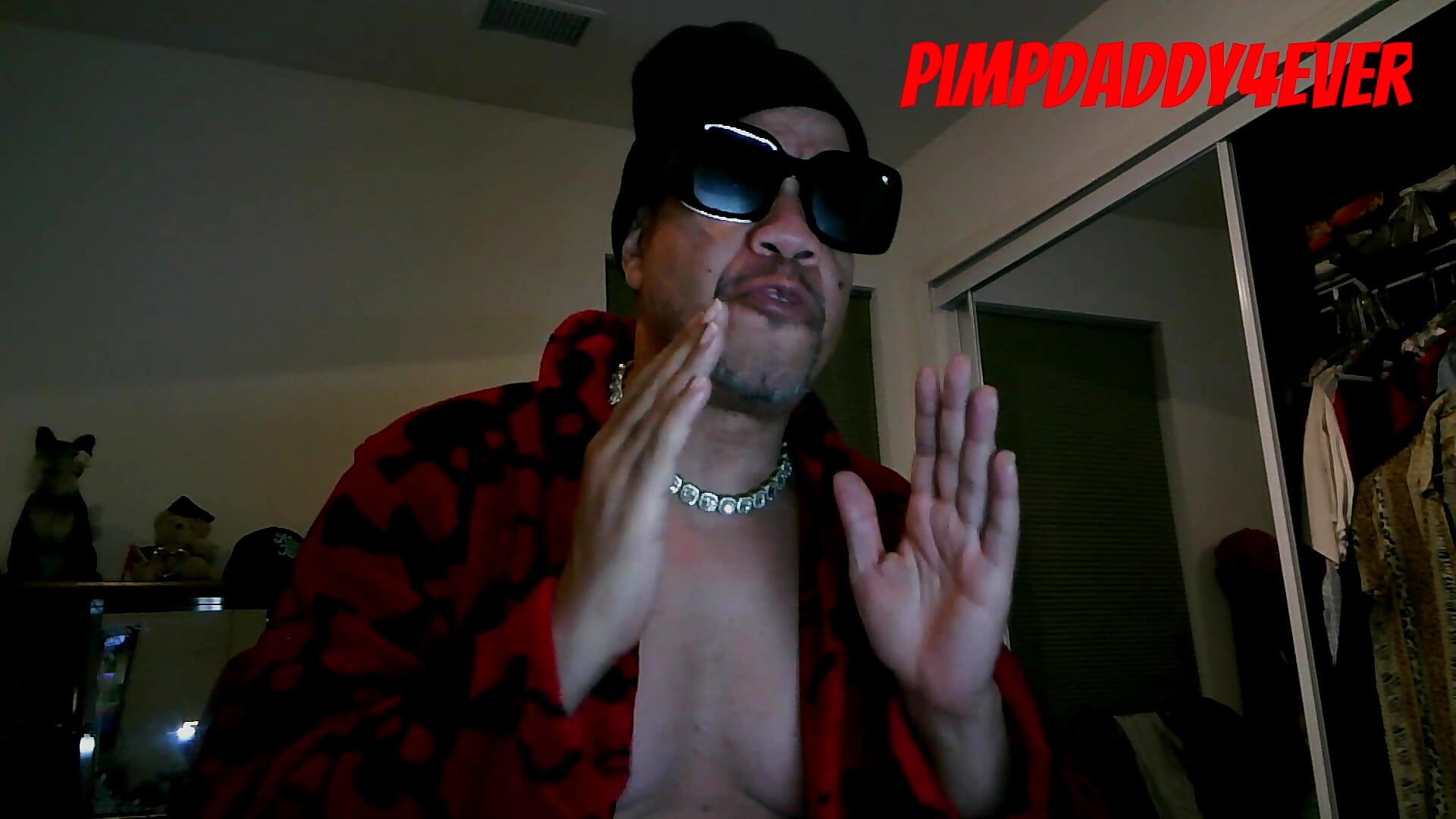 Do you like loads on your face or feet? - vidéo du modèle de showcams pimpdaddy4ever