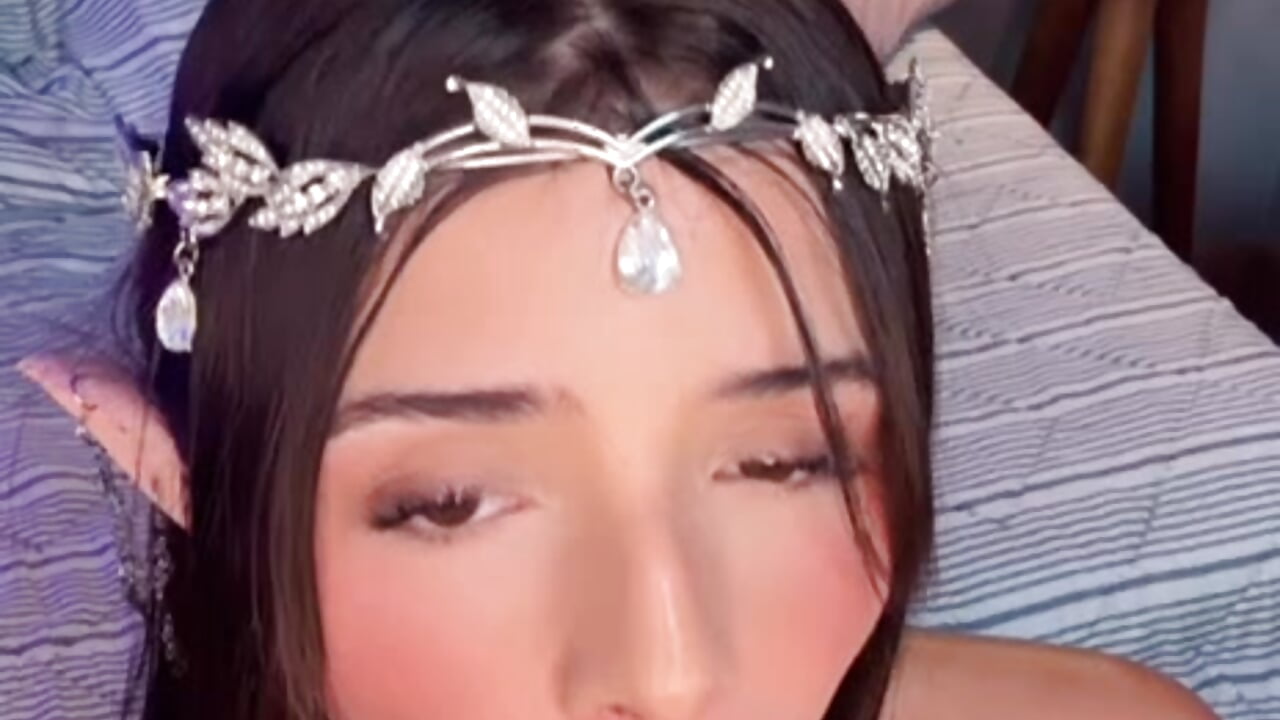 Under in my spell 🔮 - vídeo de la modelo de cam Charlotte__Benett