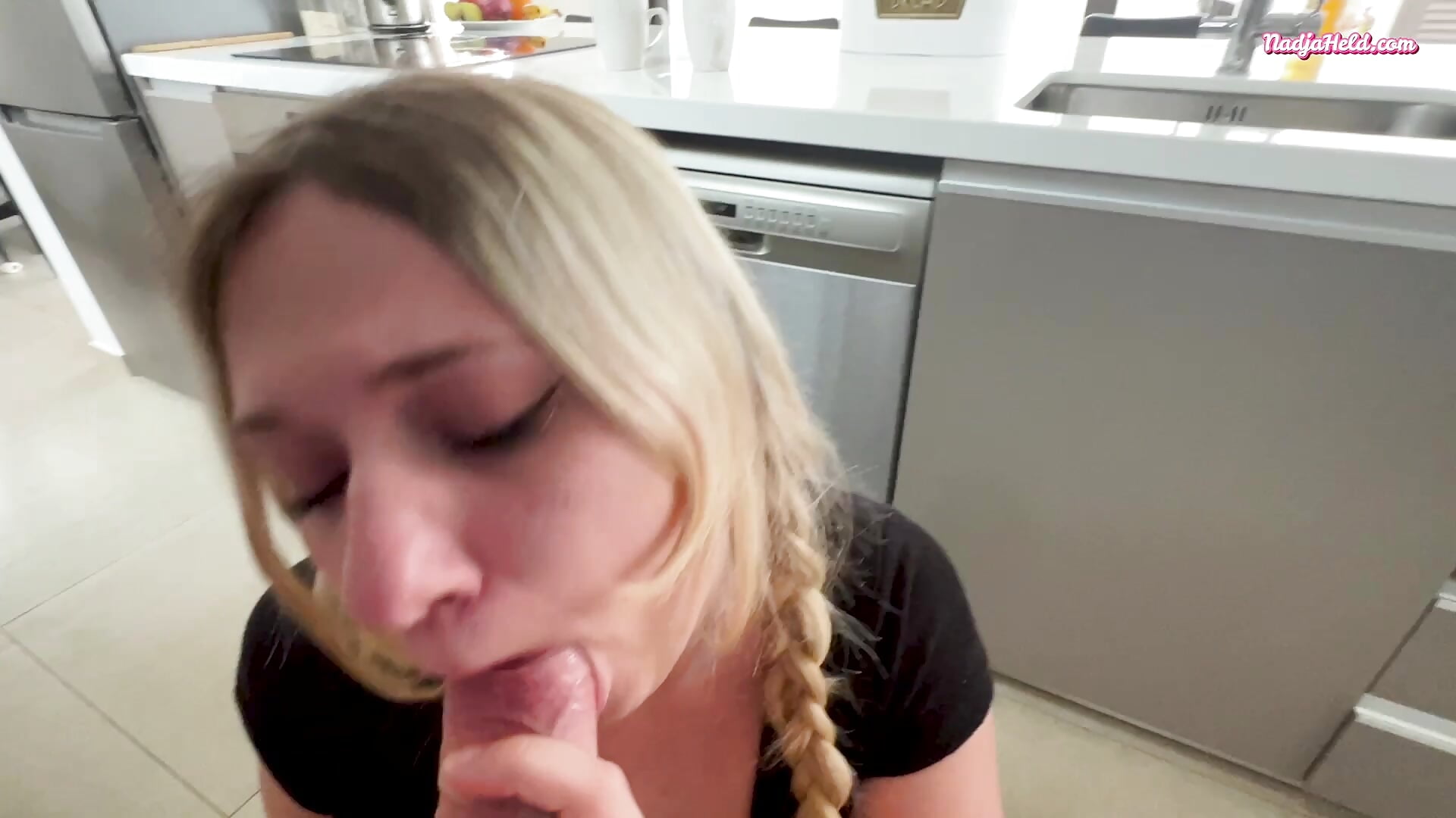 Willst du Tee ? NE Loch !! Fick auf der küchenzeile :D - vídeo de la modelo de cam NickyGold_Official