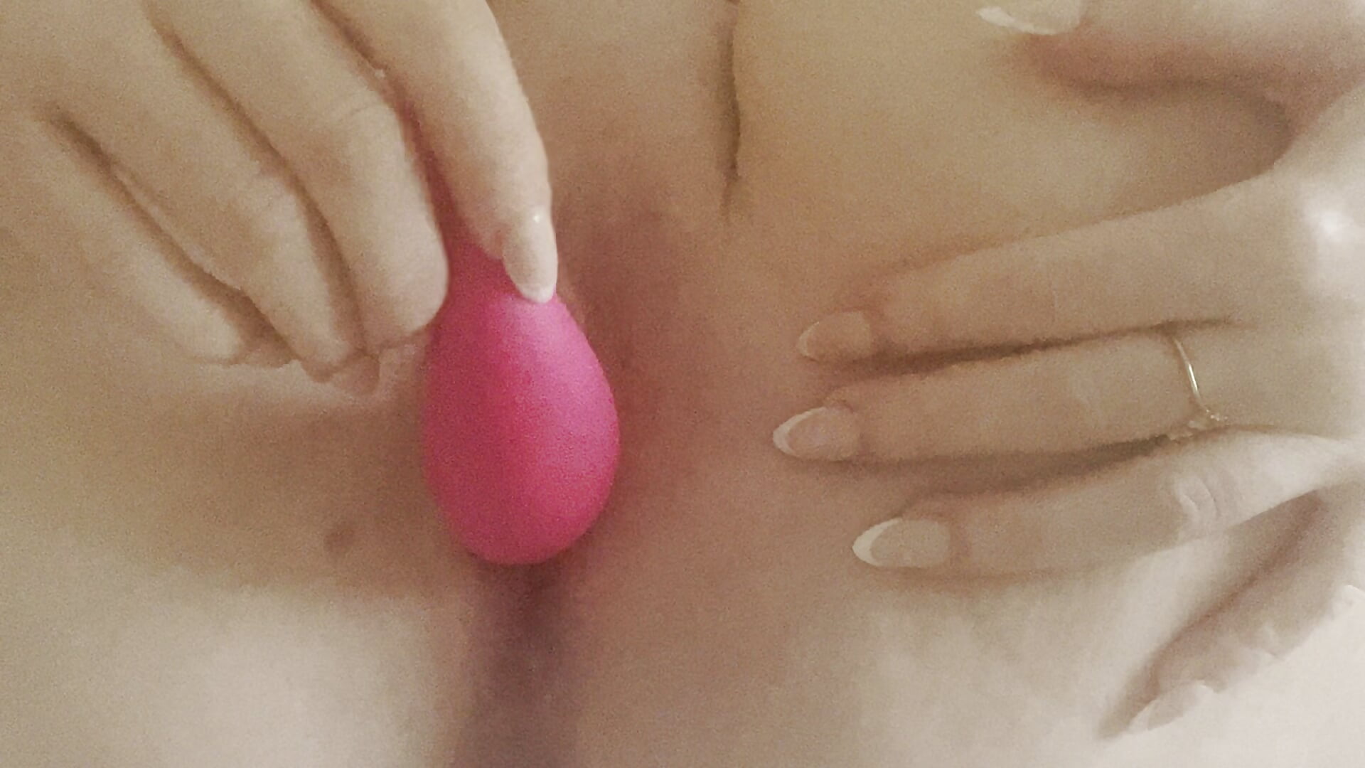 naughty girl popping that lush inside and playing with myself - video redheadrosie69 kameramallilta