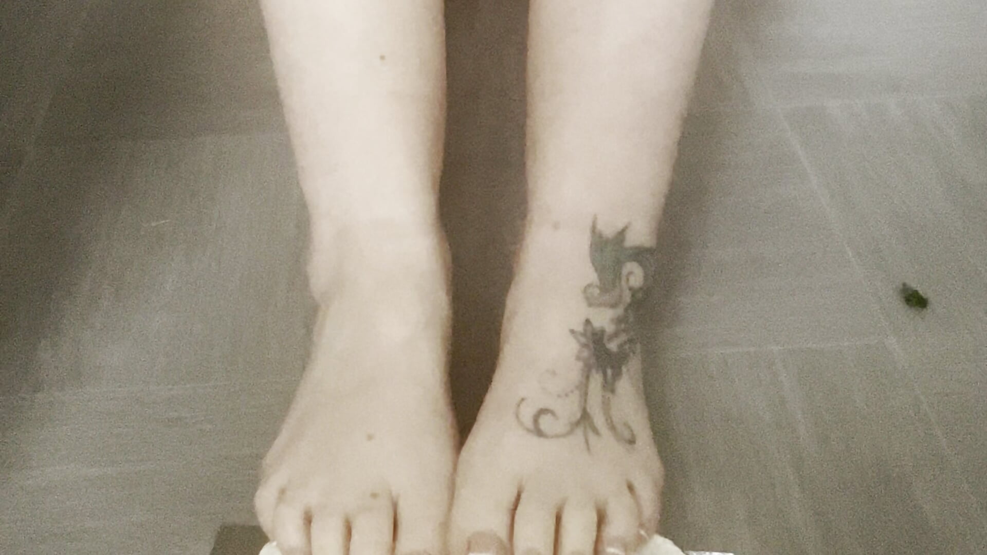 FEET cake smash - video by redheadrosie69 cam model